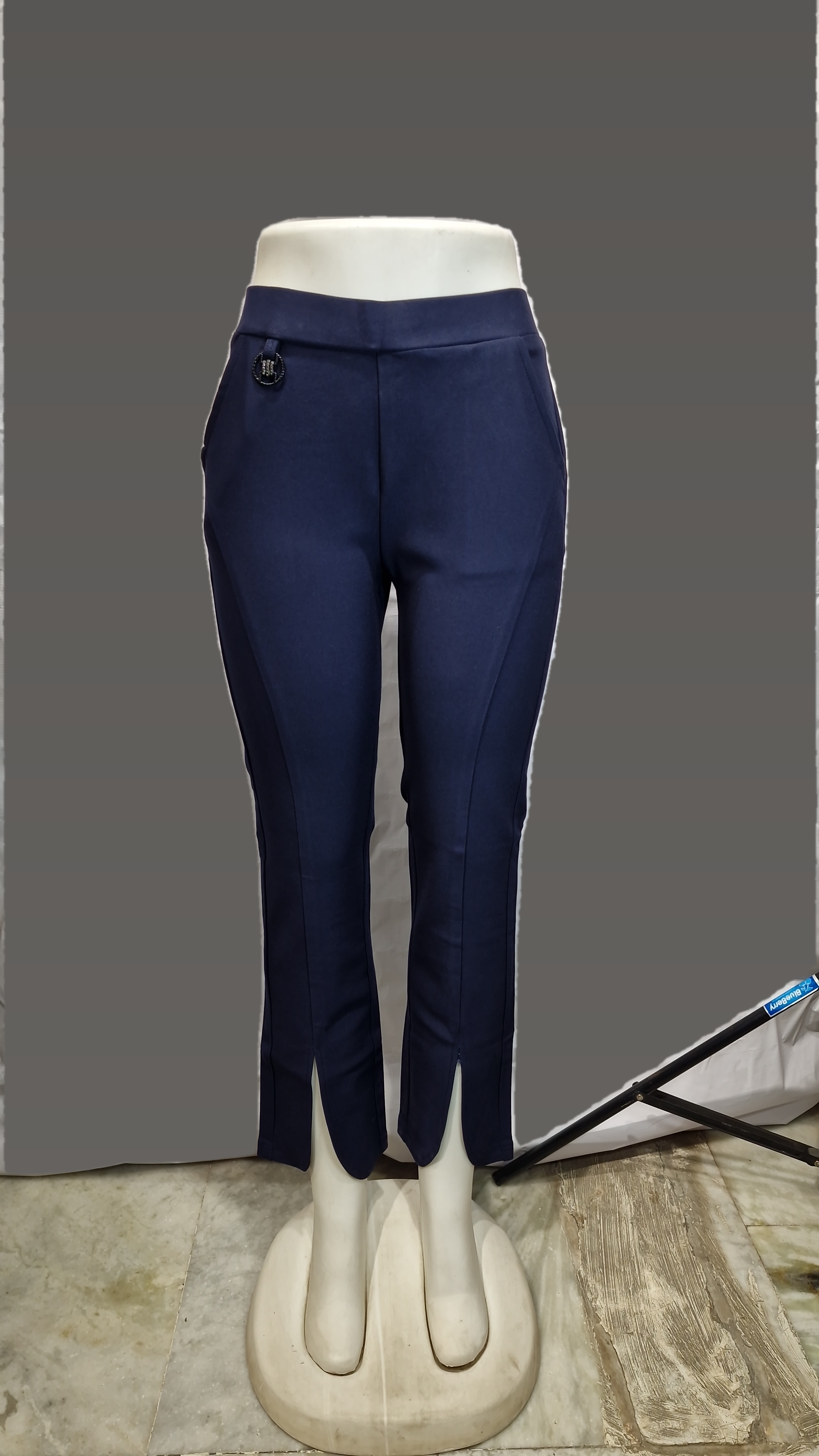 WOO WEARING PANT